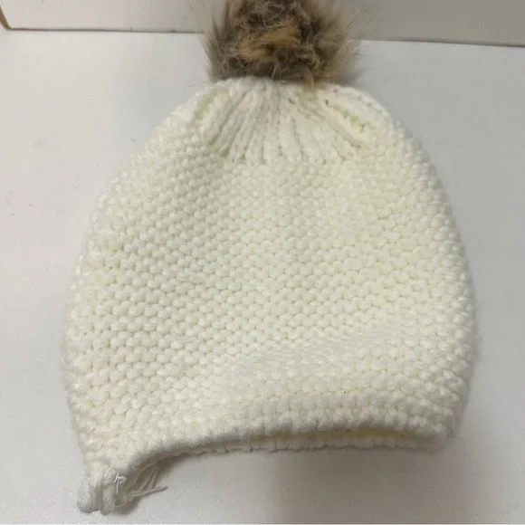 Elegant Cream Knit Beanie with Faux Fur Pom-Pom - Picture 2 of 4